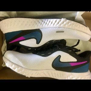 Women’s Nike Revolution 5